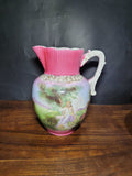 Jarra de porcelana de Sevilla siglo XIX con pintura a mano de escena campestre y detalles en rosa, ideal para decoración vintage de hogar.