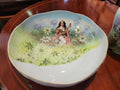 Detalle de la palangana del aguamanil de porcelana Limoges del siglo XIX, pintada a mano con figura femenina en paisaje floral, pieza de colección decorativa.