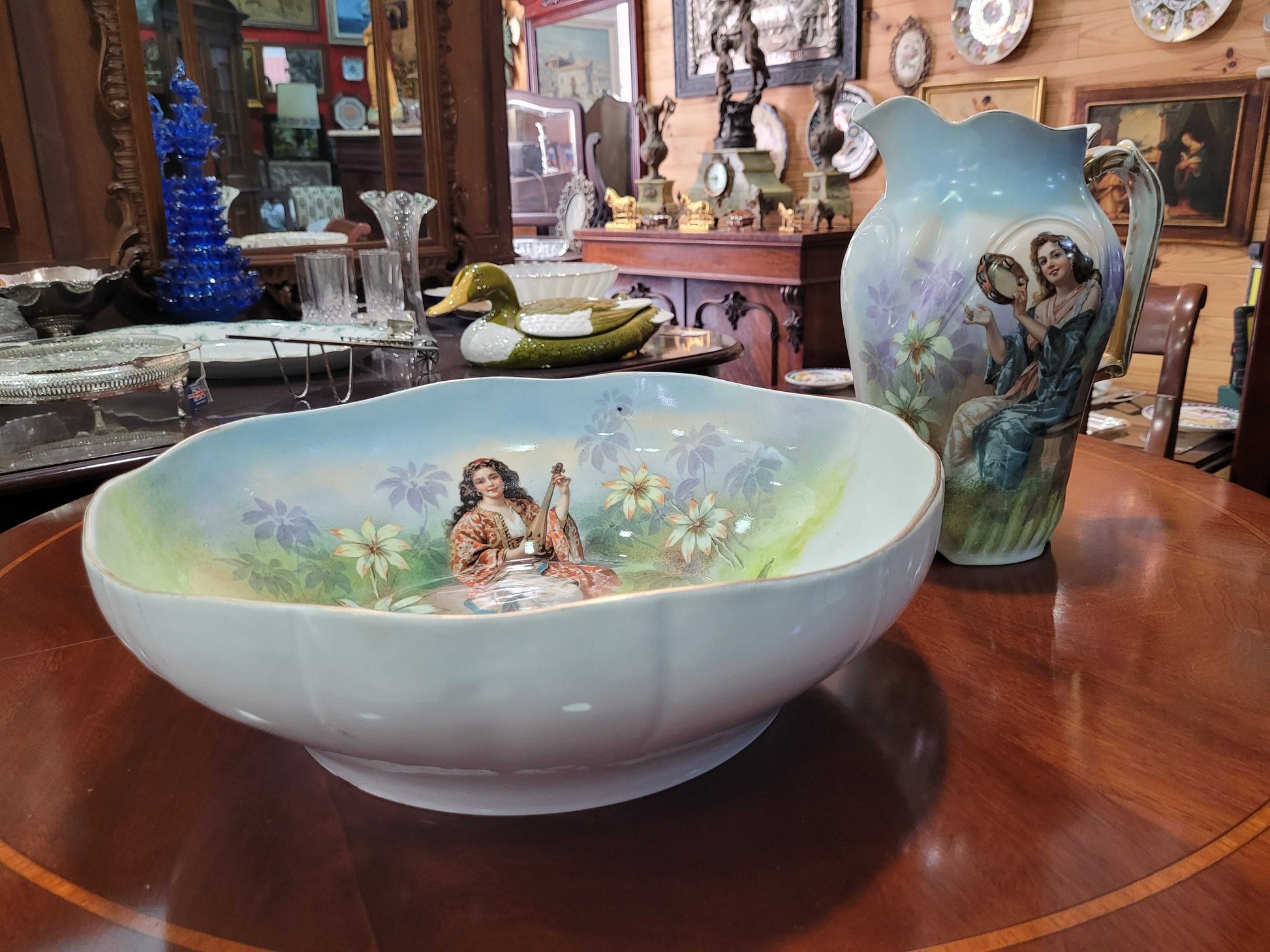 Aguamanil de porcelana Limoges pintado a mano, siglo XIX, con jarra y palangana ornamentadas con mujer tocando instrumento y flores, decoración clásica.
