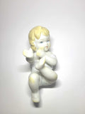 Niño en porcelana de Biscuit – Elegancia y detalle, figura decorativa policromada con acabado mate ideal para coleccionistas de decoración vintage.