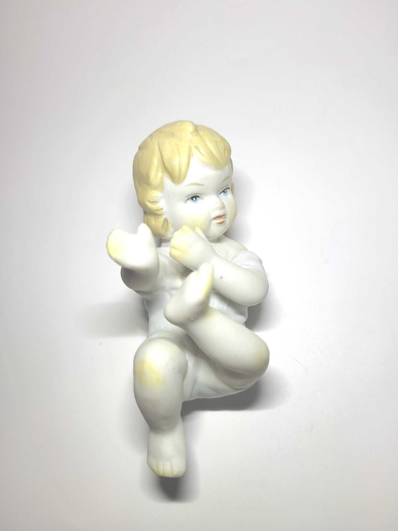 Niño en porcelana de Biscuit – Elegancia y detalle, figura decorativa policromada con acabado mate ideal para coleccionistas de decoración vintage.