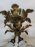 Detalle del soporte metálico con hojas decorativas de lámpara de techo antigua, pieza única de decoración para hogar estilo clásico.