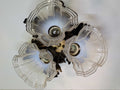 Lámpara de techo vintage con estructura de metal en forma de hojas y tres tulipas de cristal transparente, perfecta para ambientes retro.