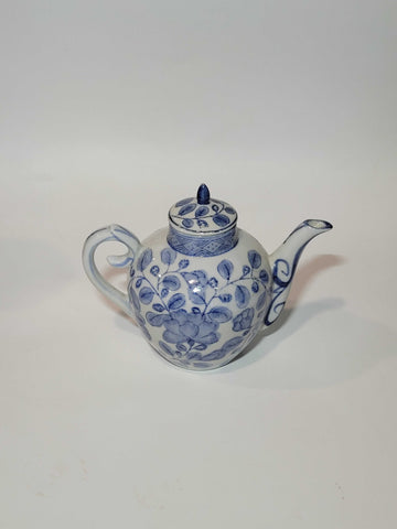 Tetera de porcelana china azul y blanco vista frontal