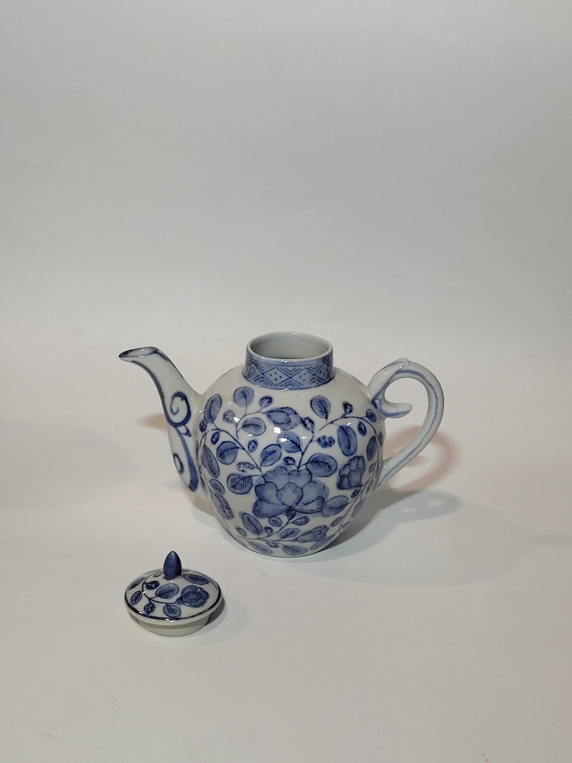 Porcelana blanca con decoración azul en primer plano