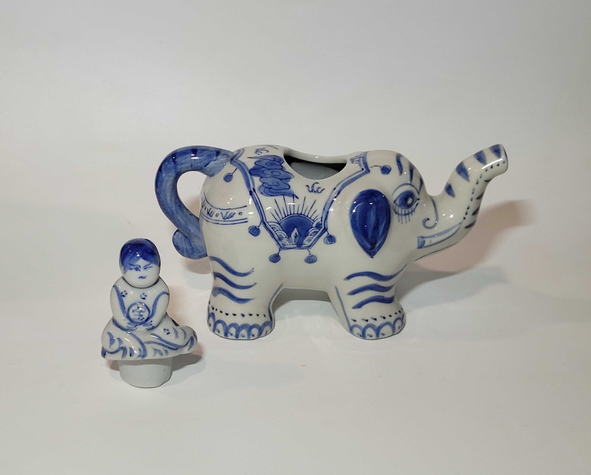 Vista lateral del cuerpo de elefante en porcelana