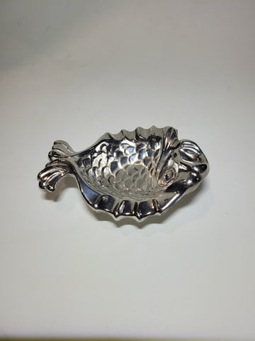 Cenicero de metal plateado en forma de pez con diseño elegante y detalles escamados, ideal para decoración vintage.