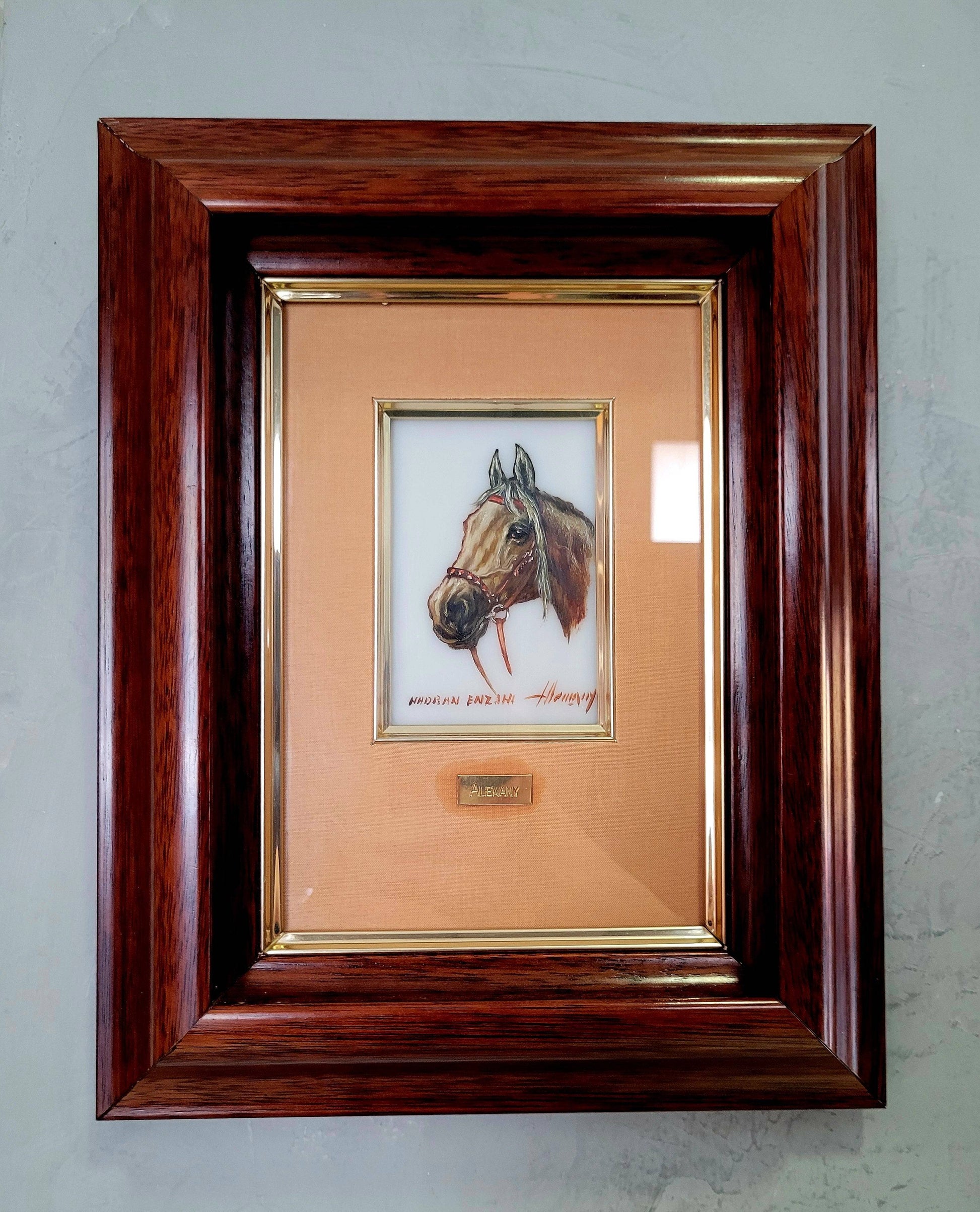 Pintura Sobre Cristal Cabeza Caballo Hadran Enzahi Alemany enmarcada con marco de madera oscura y fondo beige. Decoración elegante para el hogar.