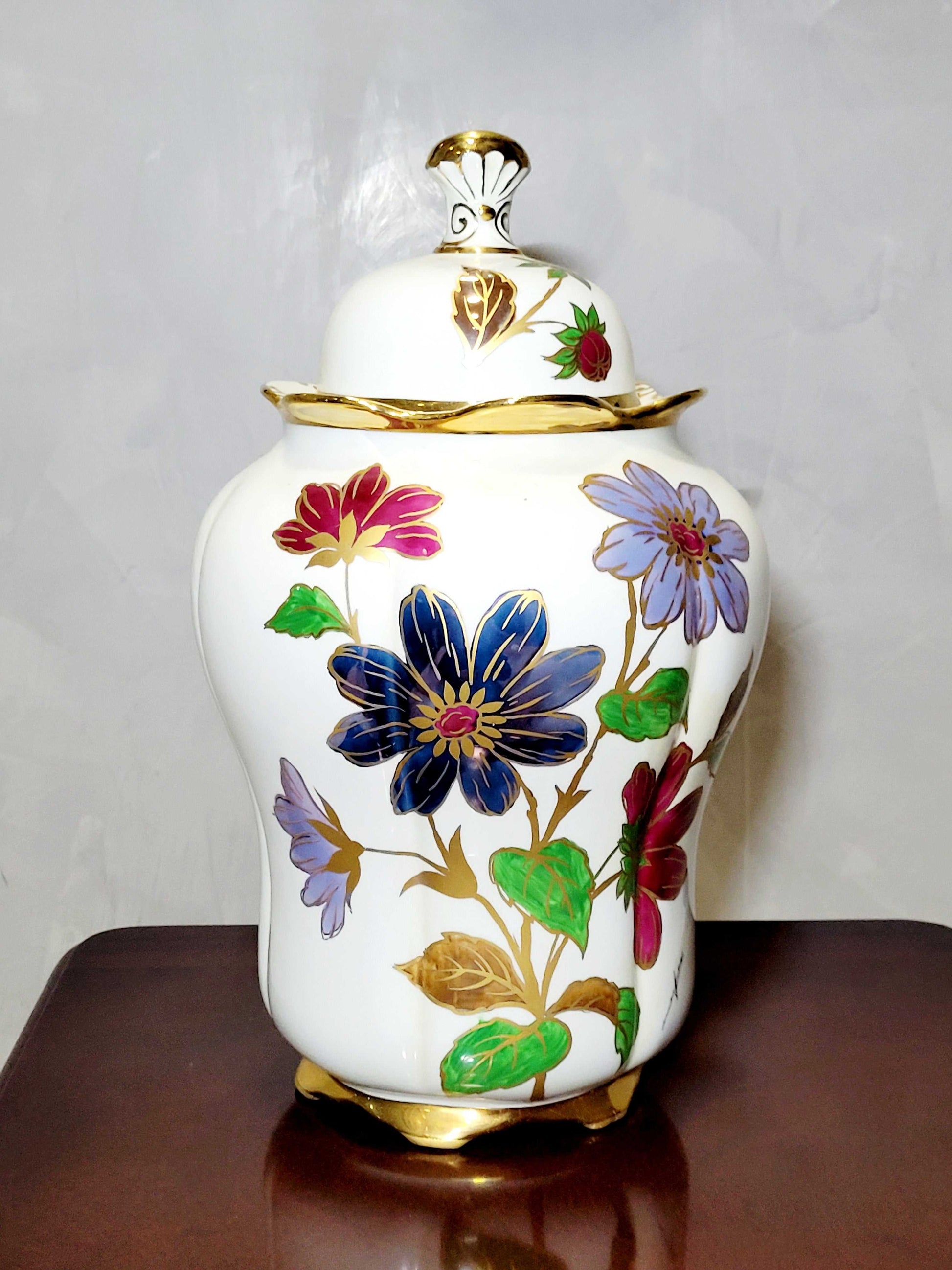 Tibor de porcelana pintado a mano con detalles en oro vista completa