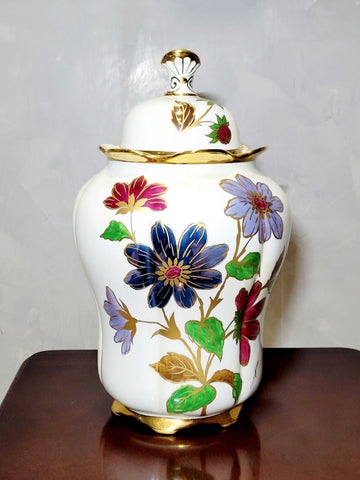 Tibor de porcelana pintado a mano con detalles en oro vista completa