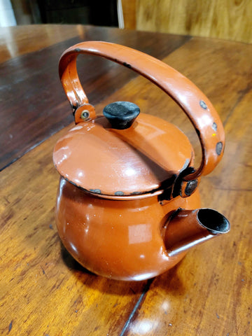 Descubre la elegancia atemporal de nuestra antigua tetera esmaltada en color burdeos. 