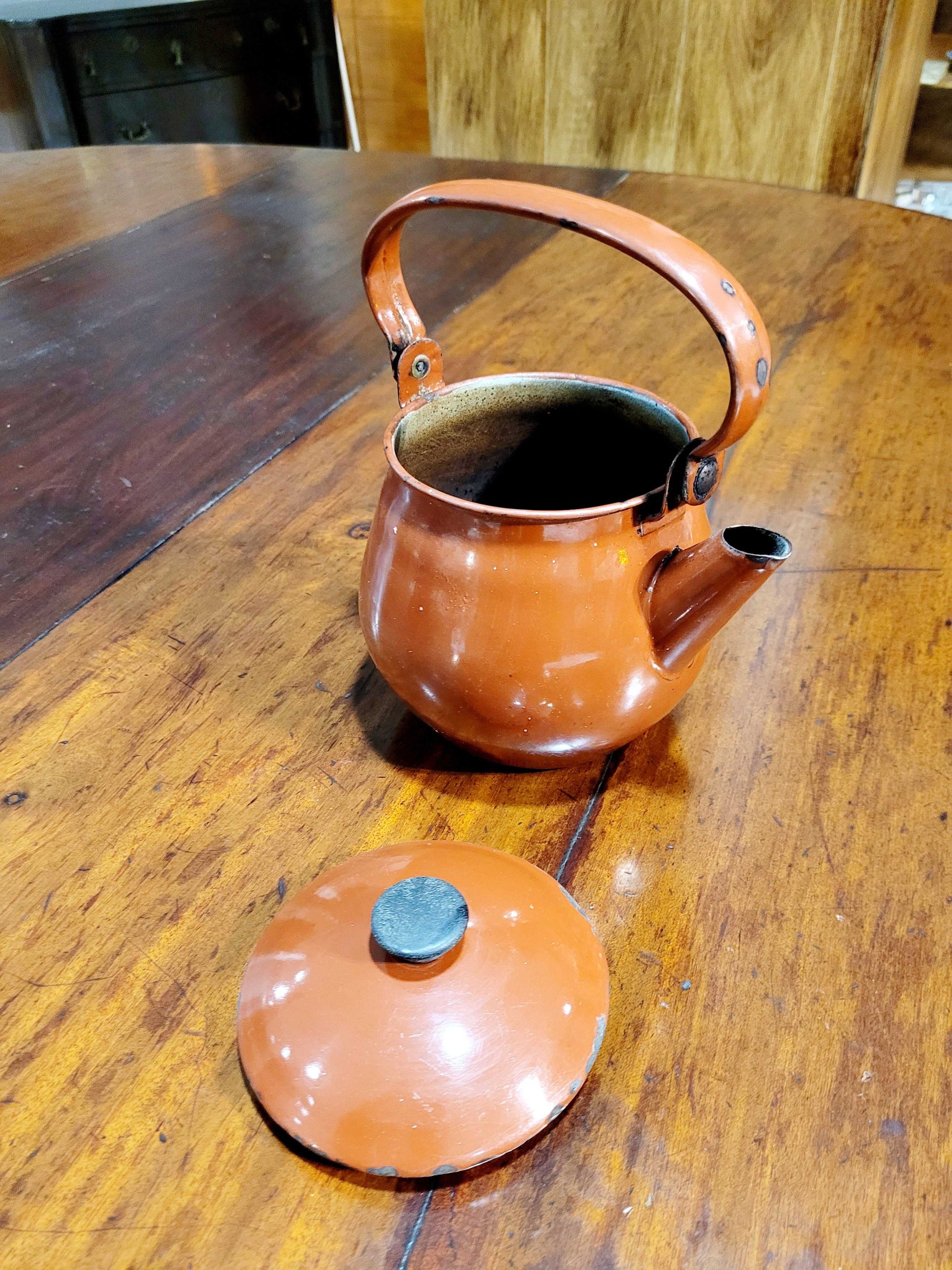 Esta pieza única de colección no solo es un complemento perfecto para cualquier amante de las antigüedades, sino que también añade un toque de sofisticación a tu hogar.