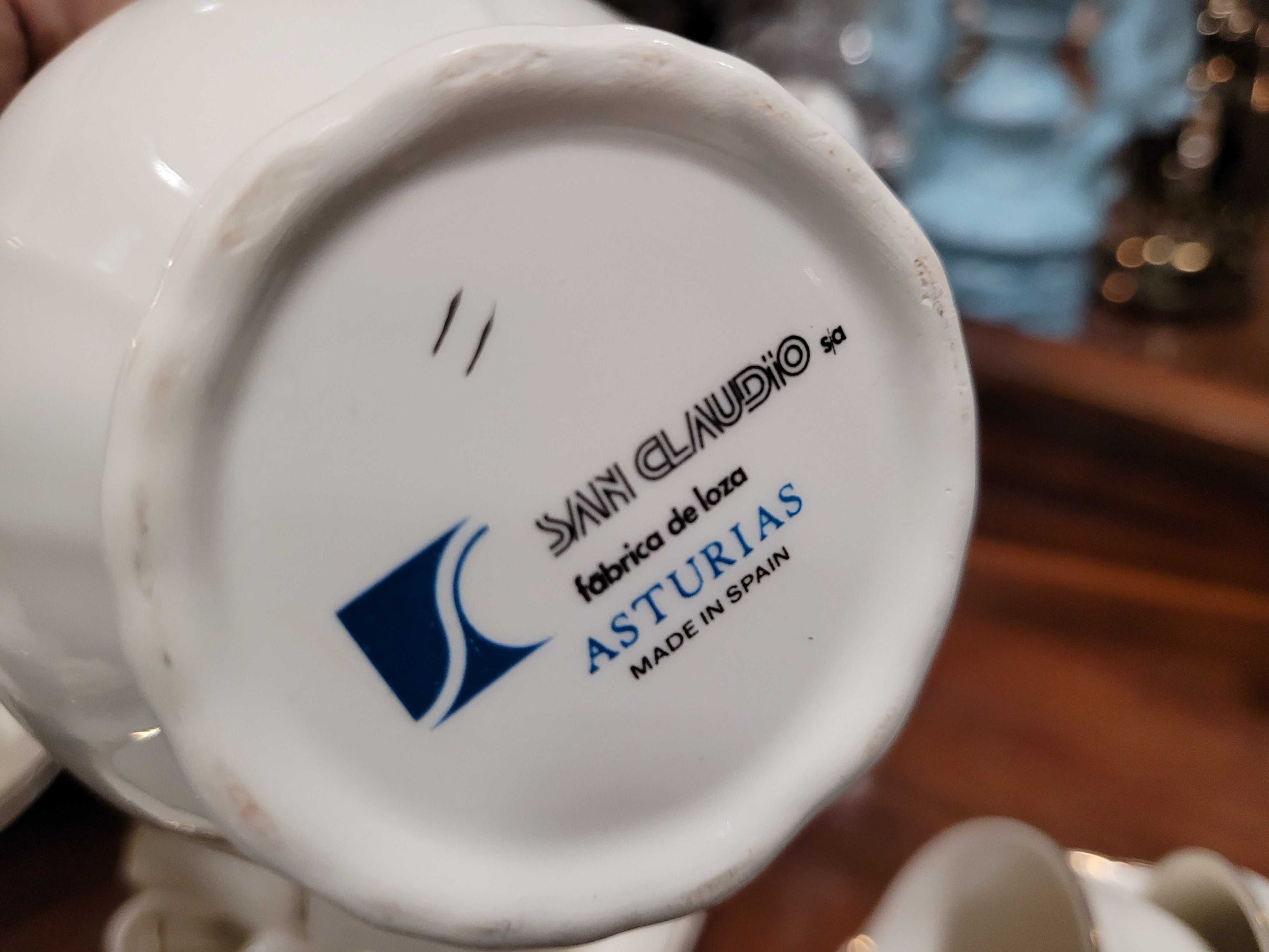 Su diseño elegante y la durabilidad de su porcelana lo convierten en una joya imprescindible en cualquier colección.
