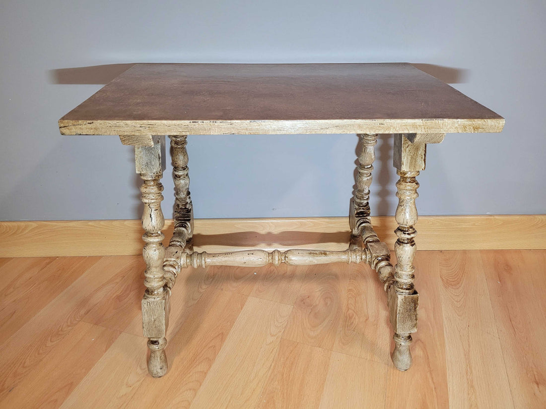 Vista frontal de la mesa antigua de madera con pátina original.