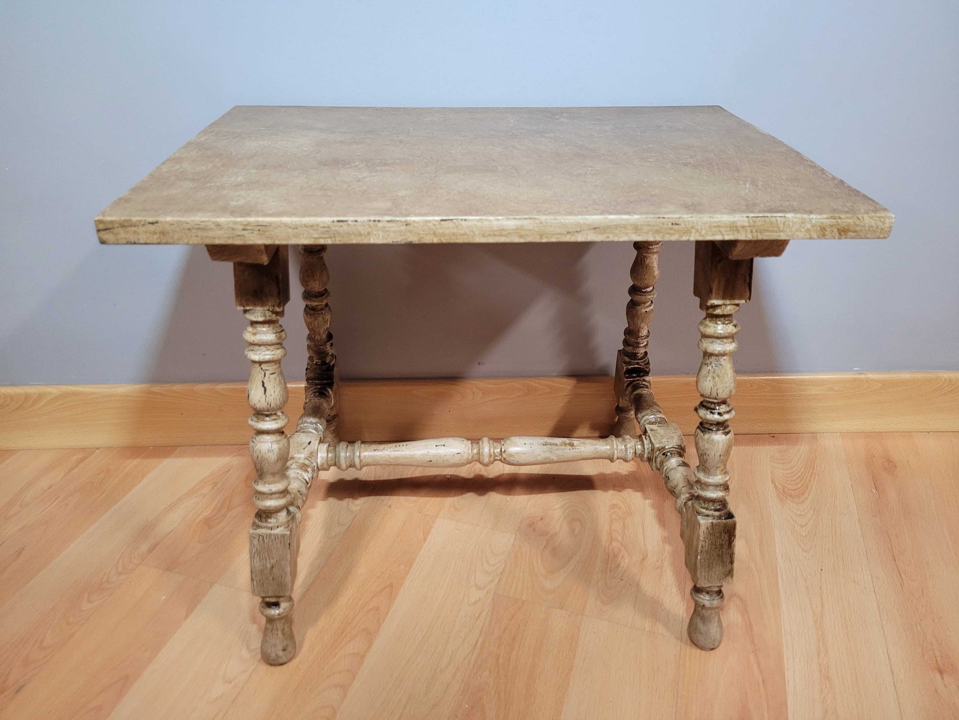 Vista frontal de la mesa antigua de madera con pátina original.
