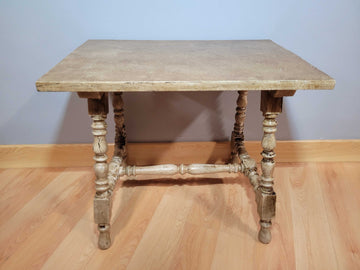 Vista frontal de la mesa antigua de madera con pátina original.