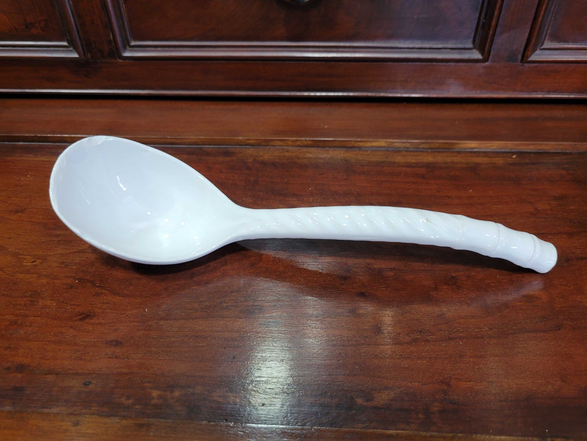 Cucharón de porcelana blanca sobre fondo neutro