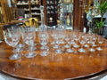 Set de cristalería tallada para 6 personas con copas variadas y licoreras, estilo vintage. Perfecta para decoración de interiores en Home & Garden > Decor.