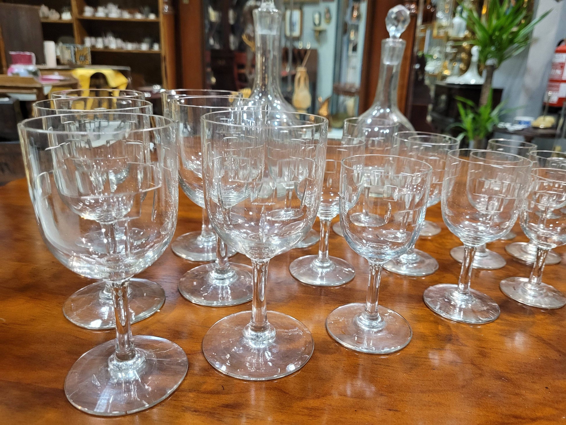 Detalle de copas talladas de cristalería antigua de diseño, ideal para decorar mesas con estilo clásico. Incluye copas de vino, agua y licor.