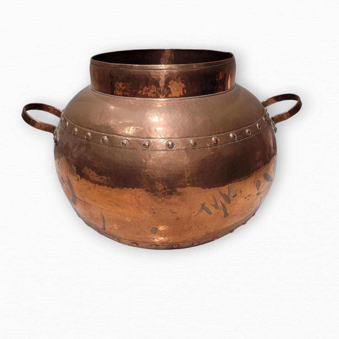 Detalle del remachado del macetero de cobre con barniz