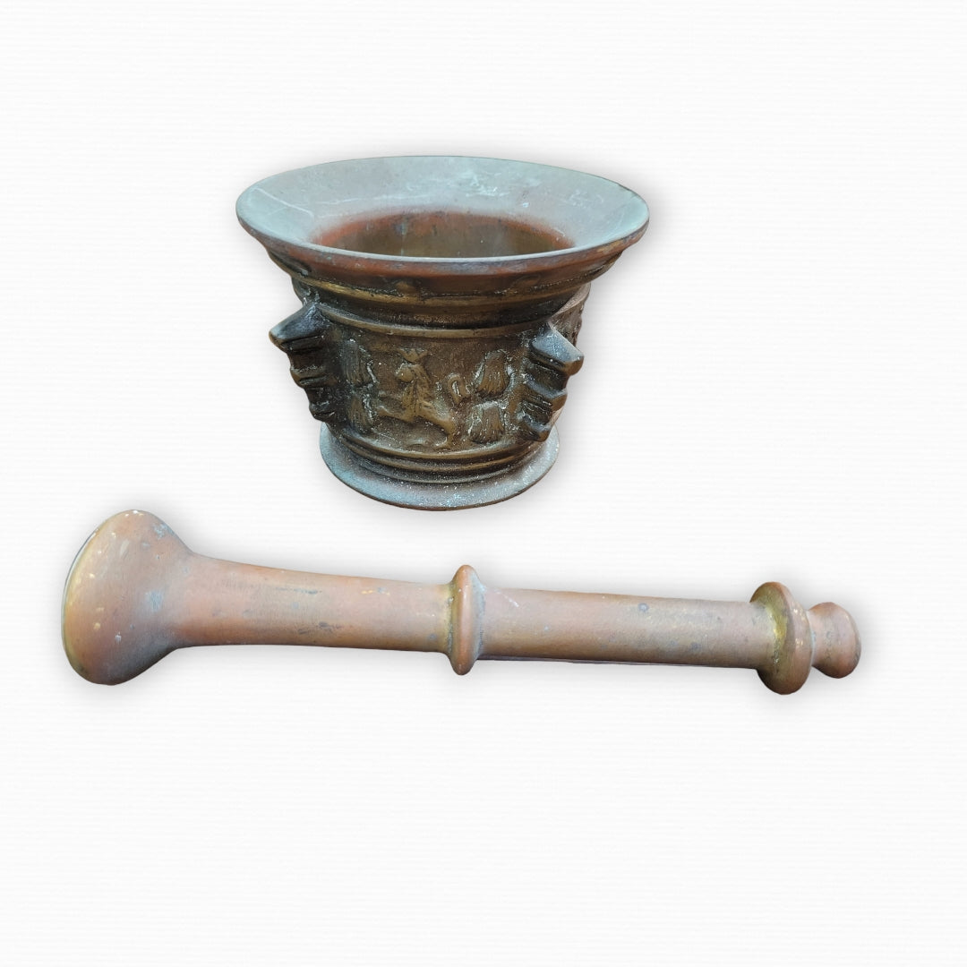 Mortero almirez antiguo en bronce dorado con escudos y maja original del siglo XVII. Perfecto para coleccionistas y decoración histórica.