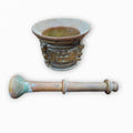 Mortero almirez antiguo en bronce dorado con detalles en relieve y su maja original. Pieza única del siglo XVII ideal para decoración y colección.