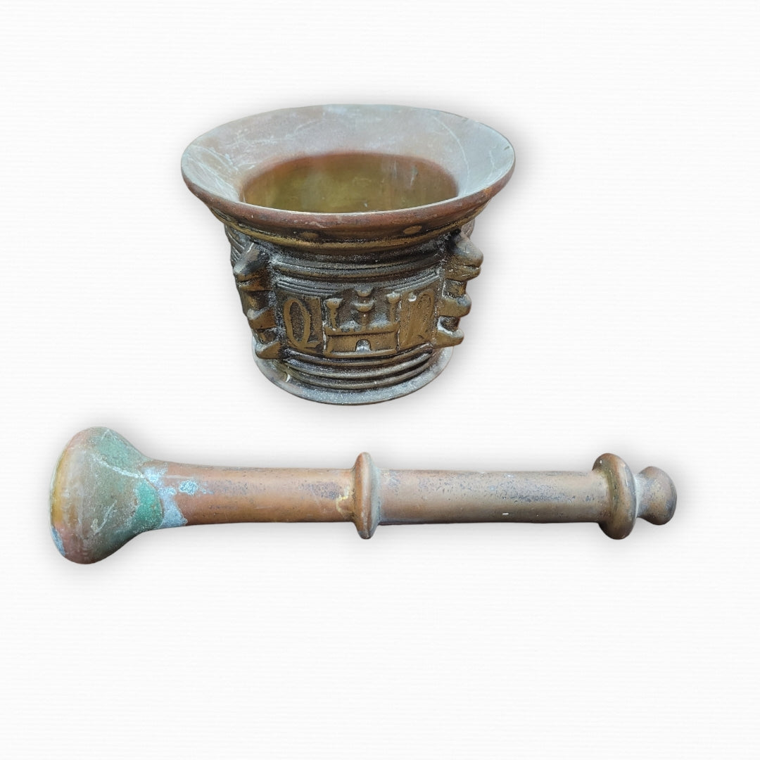Mortero almirez antiguo en bronce dorado con detalles en relieve y su maja original. Pieza única del siglo XVII ideal para decoración y colección.