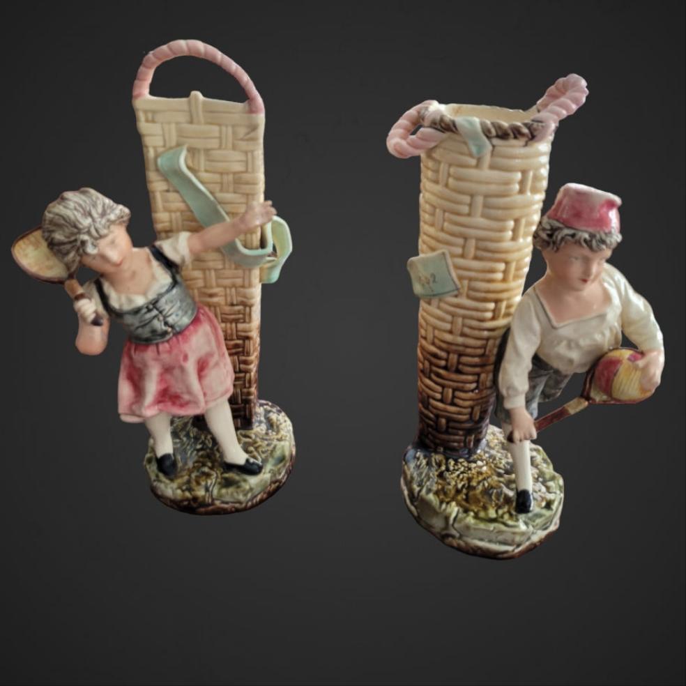 Exclusivos floreros de cerámica de Austria con detalles en relieve y temática de tenis, elaborados y pintados a mano en 1890.