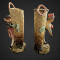 Floreros de cerámica austríacos de 1890 con figuras en relieve de niños jugando tenis, pintados a mano con detalles finos.