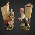 Detalle lateral de los floreros de cerámica de Austria de 1890, con figuras de niños y decoración en relieve pintada a mano.