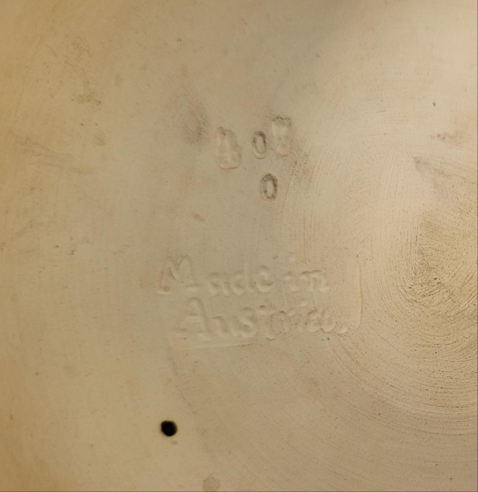 Base de los floreros de cerámica austríacos con sello 'Made in Austria', confirmando su autenticidad y origen de 1890.