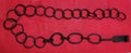 Cadena en la chimenea para colgar calderos de hierro forjado, estilo antiguo, sobre fondo rojo. Ideal para decoración rústica o vintage.