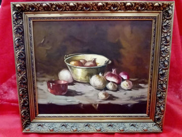 Óleo motivo bodegón – Excelente calidad con cebollas, recipiente dorado y taza roja sobre fondo oscuro. Ideal para decoración clásica de interiores.