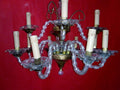 Lámpara de cristal antigua de alta calidad, estilo vintage con brazos curvos y detalles dorados, ideal para decoración elegante en el hogar.