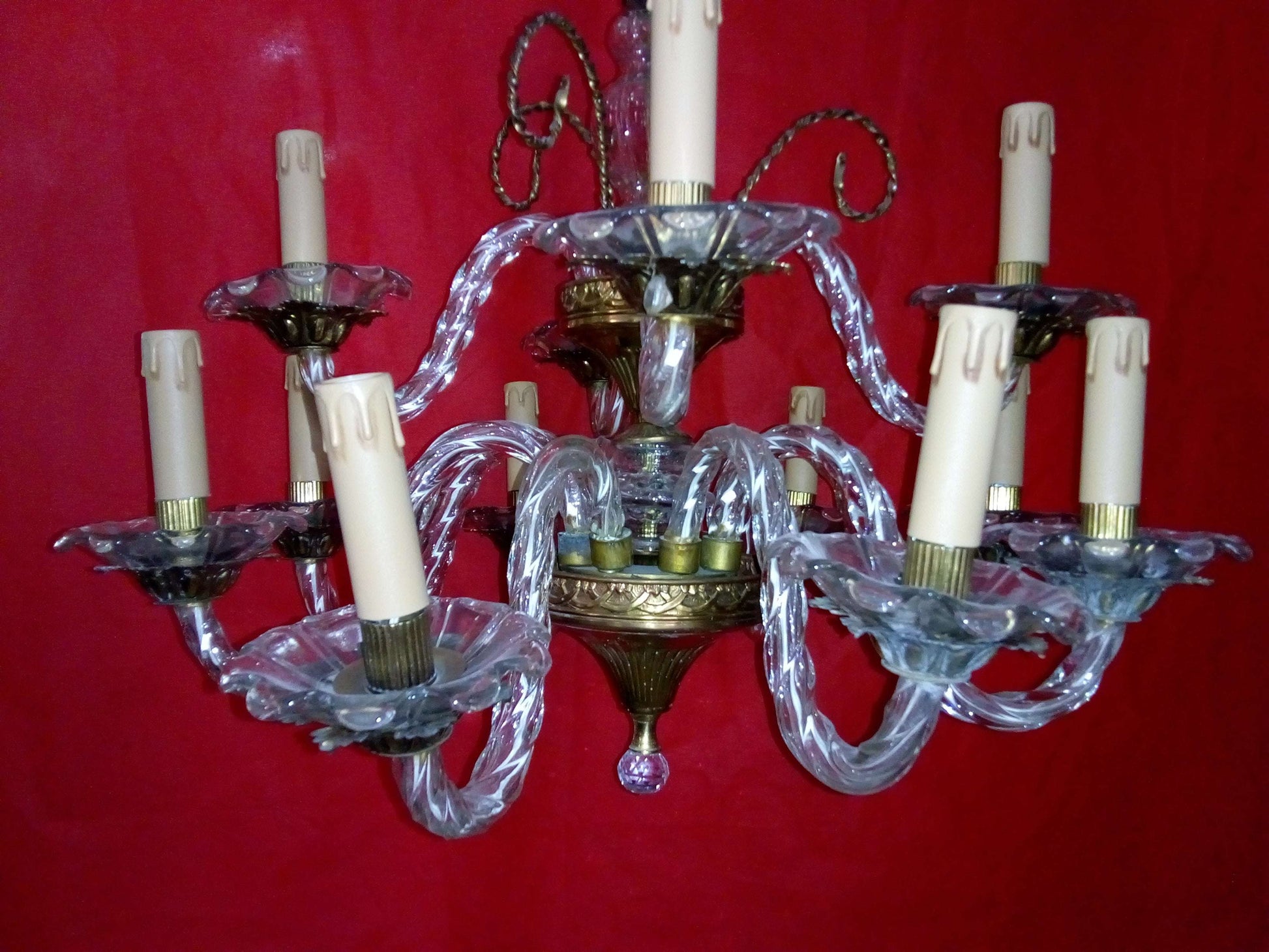 Lámpara de cristal antigua de alta calidad, estilo vintage con brazos curvos y detalles dorados, ideal para decoración elegante en el hogar.