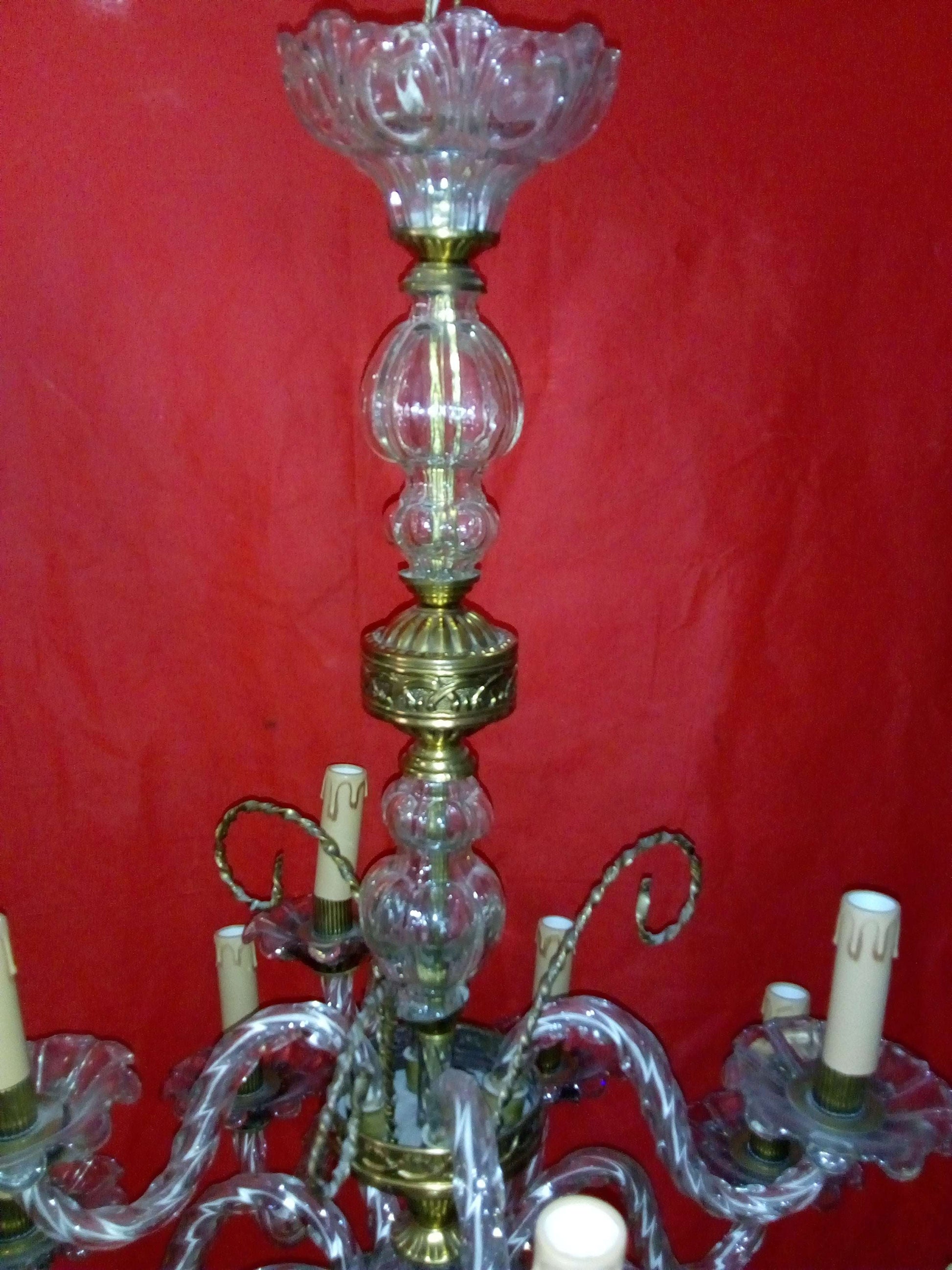 Lámpara de cristal antigua de alta calidad, estilo vintage con detalles en bronce y brazos curvos, ideal para decoración elegante del hogar.