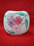 Jarrón de porcelana con diseño floral pintado a mano en tonos pastel, ideal para decoración elegante en el hogar. Calidad superior y estilo clásico.