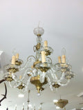Lámpara de cristal antigua de alta calidad, estilo vintage con brazos curvos y detalles dorados, ideal para decoración elegante en interiores.
