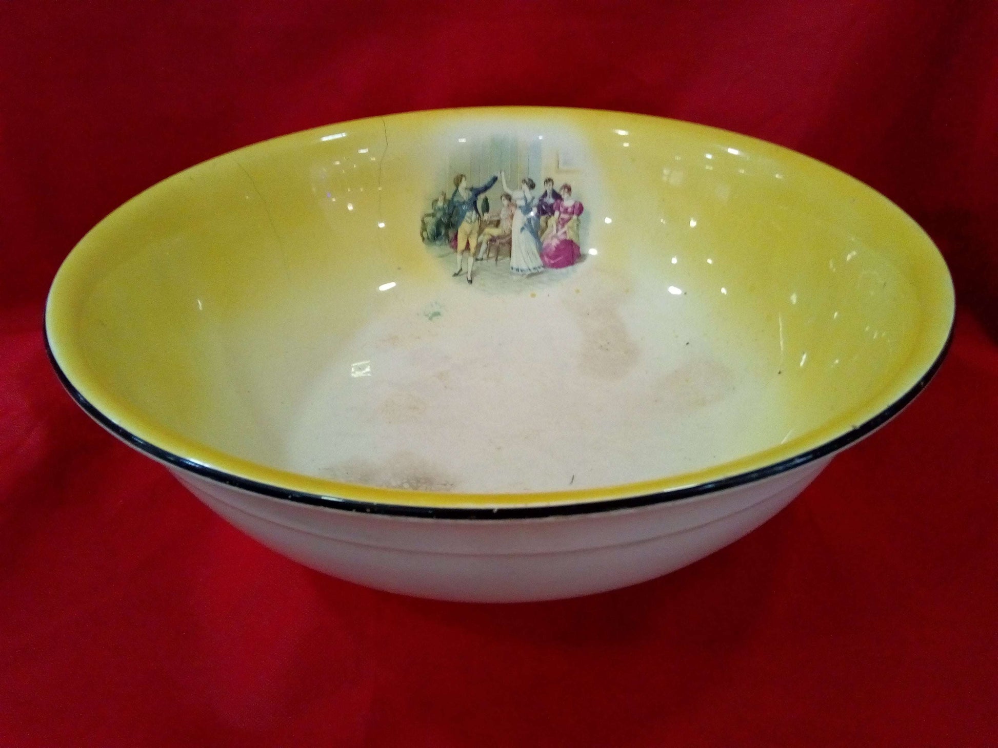 Palangana de porcelana Cartuja de Sevilla, Pickman, con interior amarillo decorado con escena romántica clásica. Ideal para decoración vintage.
