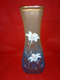 Jarrón cuadrado de cristal pintado a mano en tonos azul y ámbar con flores blancas, estilo vintage ideal para decoración de interiores.