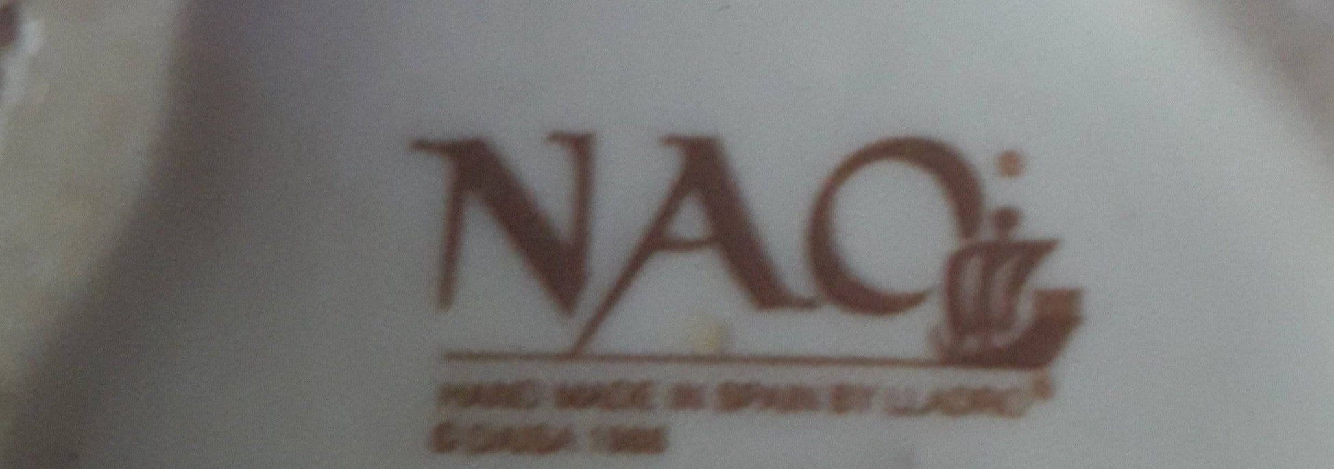 Logotipo de Nao by Lladró grabado en la base de la figura de porcelana, indicando autenticidad y origen español.