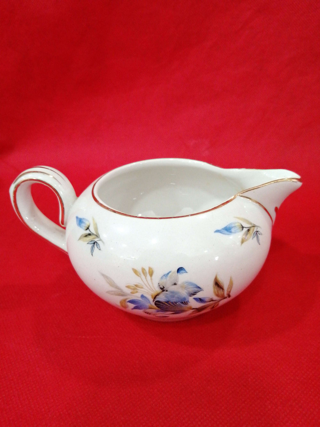 Lechera de La Cartuja – arte y tradición española con diseño floral azul y dorado sobre cerámica blanca. Ideal para decoración vintage del hogar.