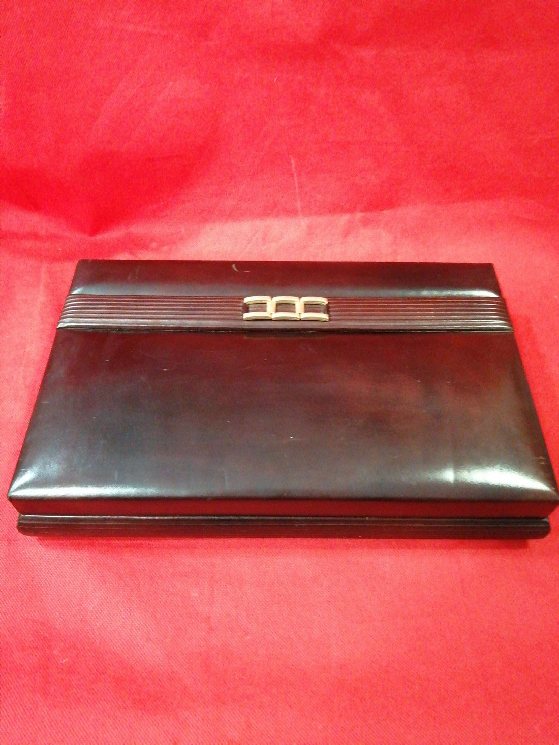 Caja de cigarros de cuero con función de mesa central, interior de madera con compartimentos organizadores, ideal para decoración de lujo.