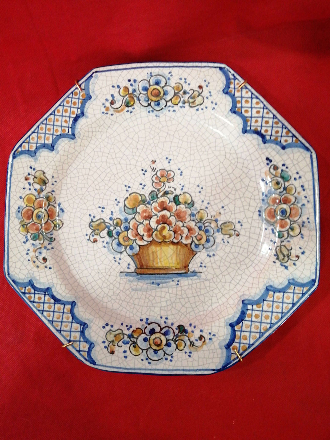 Plato de cerámica Lufeco pintado a mano con diseño floral y borde octogonal, ideal para decoración vintage en el hogar. Excelente calidad artesanal.