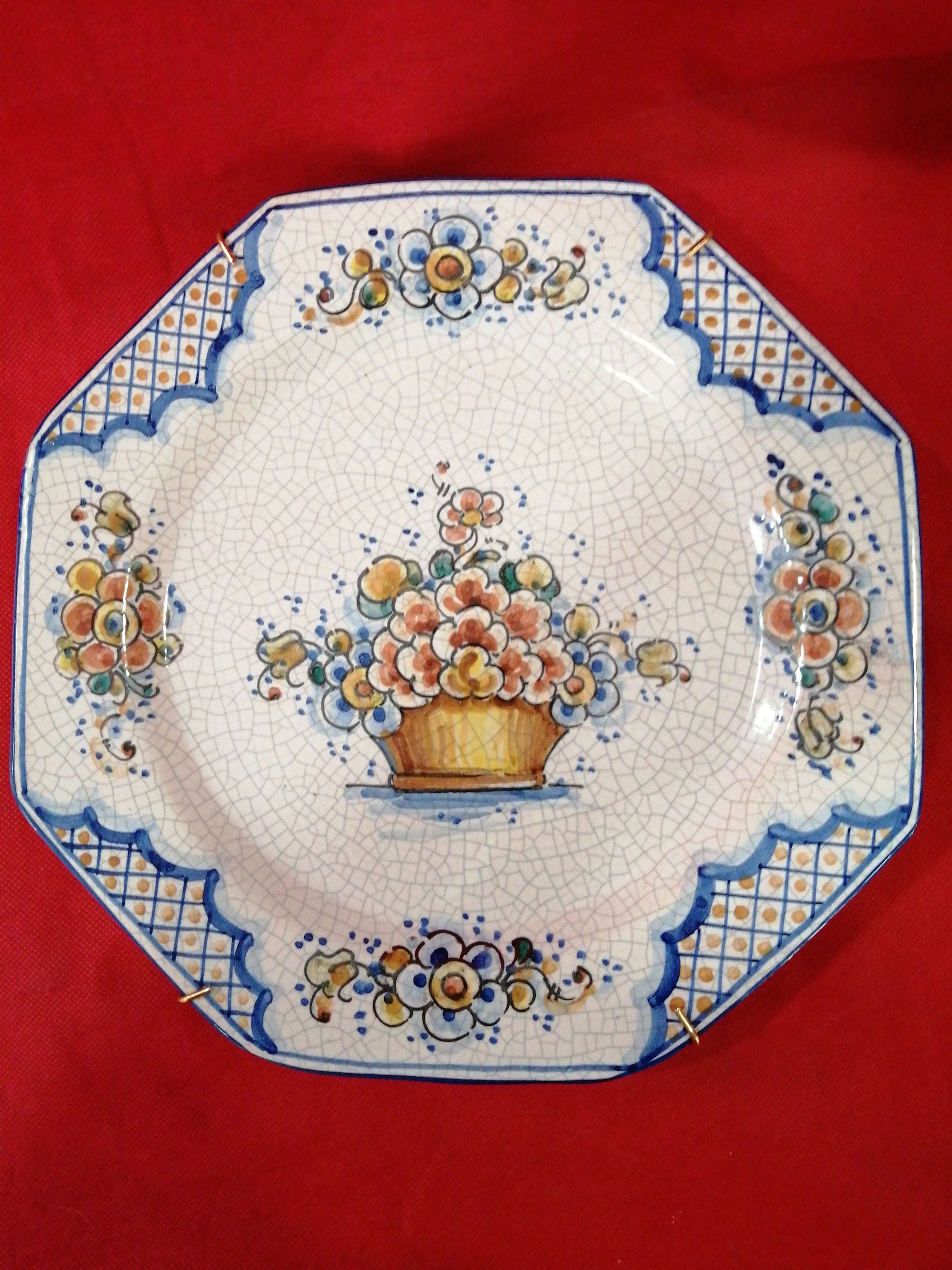 Plato de cerámica Lufeco pintado a mano con diseño floral y borde octogonal, ideal para decoración vintage en el hogar. Excelente calidad artesanal.