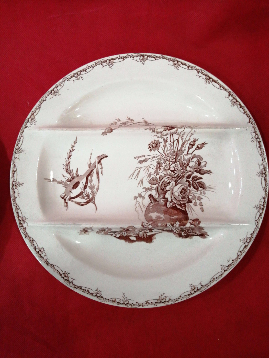 Entremesera de porcelana de excelente calidad con diseño floral y laúd en tonos marrones, ideal para decorar tu hogar con estilo clásico.