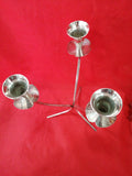 Pareja de candelabros de alpaca de 33 cm con diseño elegante y acabado brillante sobre fondo rojo. Ideal para decoración de interiores sofisticados.