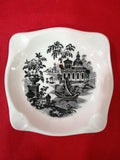 Cenicero de porcelana de La Cartuja con diseño clásico en blanco y negro, decorado con paisajes y detalles vintage, ideal para decoración.