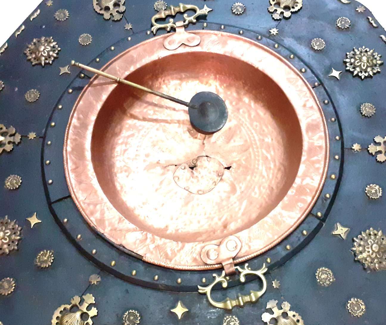 Brasero de cobre vintage con asas metálicas sobre mesa decorativa del siglo XVIII, ideal para decoración de interiores clásicos.