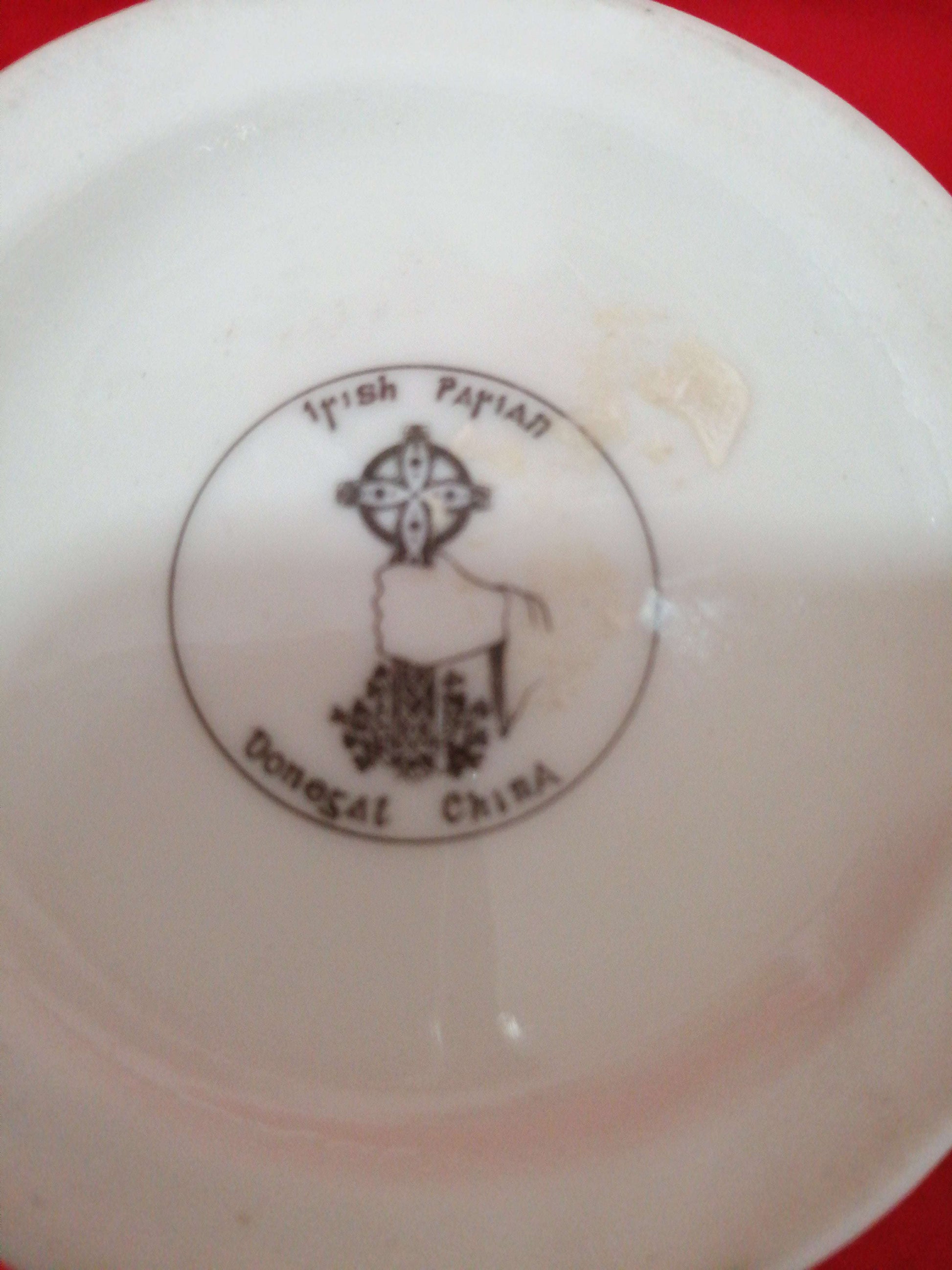 Base de un jarrón de porcelana fina con sello 'Irish Parian Donegal China', ideal para decoración elegante en el hogar.